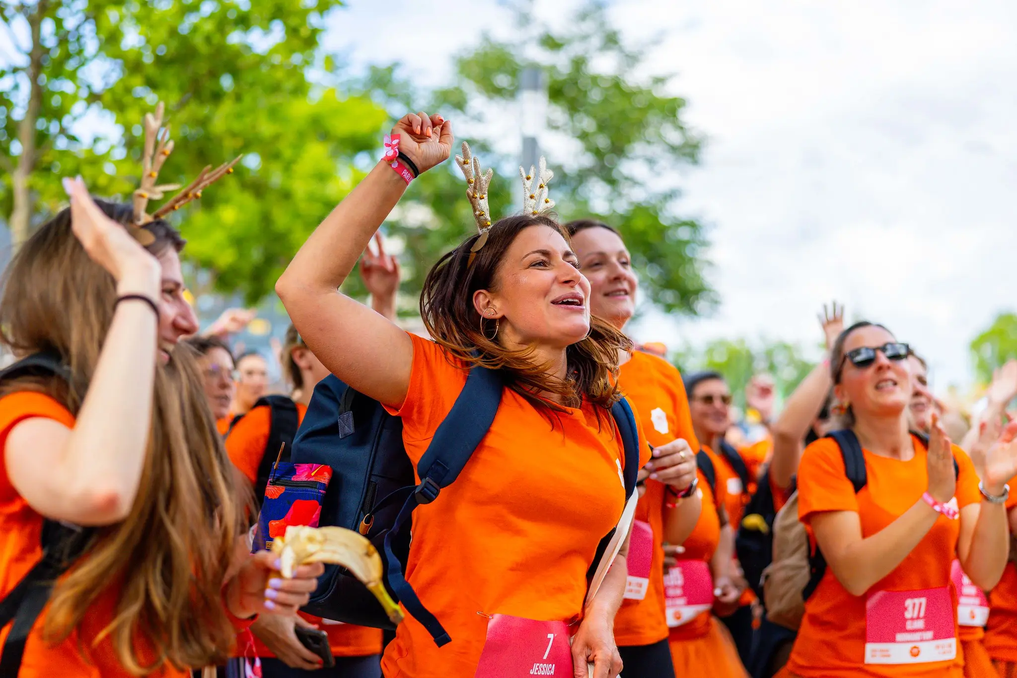Des popeuses en orange célèbrent leur aventure