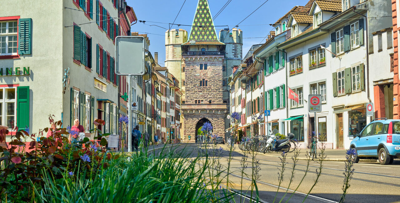 Das Spalentor ist eines der drei noch erhaltenen mittelalterlichen Stadttore der Stadt Basel. Zusammen mit dem St. Johanns-Tor und dem St. Alban-Tor markiert es bis heute die einstige Befestigung der Stadt. // The three surviving medieval entrance gates - Spalentor, St. Johanns-Tor and St. Alban-Tor - continue to mark the city's former fortifications.