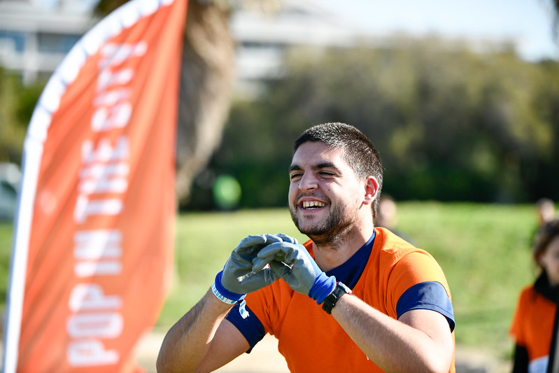 Homme souriant qui fait un haka