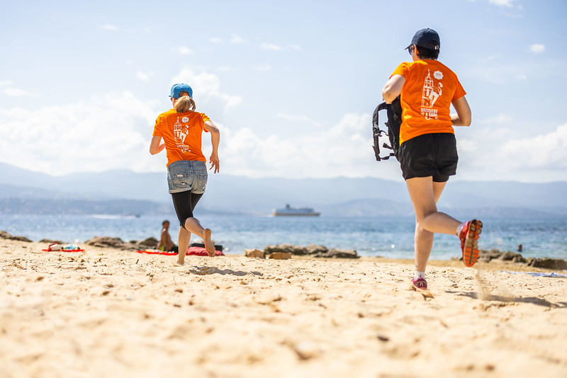 Popeuses qui courent sur la plage d'Ajaccio