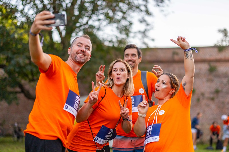 Hommes et femmes qui se prennent en selfie pendant un team building