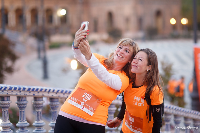 Popeuses se prennent en selfie au départ de Pop In Séville