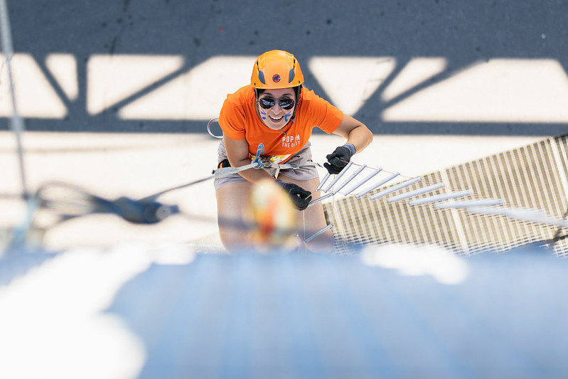 Popeuse qui fait une descente en rappel