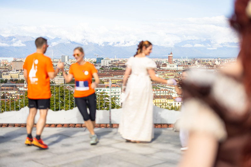 Popeuses qui dansent avec un panorama sur turin