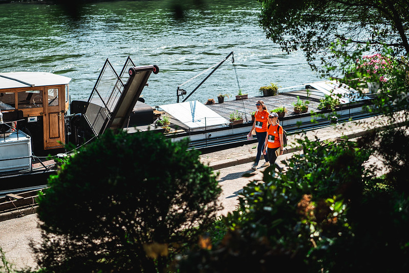 popeuses en week-end entre filles à Paris, longeant les bords de la Seine