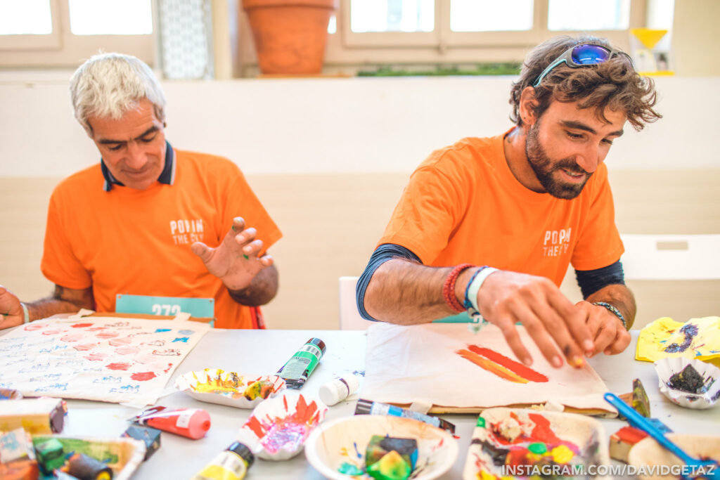 Deux hommes créent un oeuvre collective artistique lors d'un séminaire