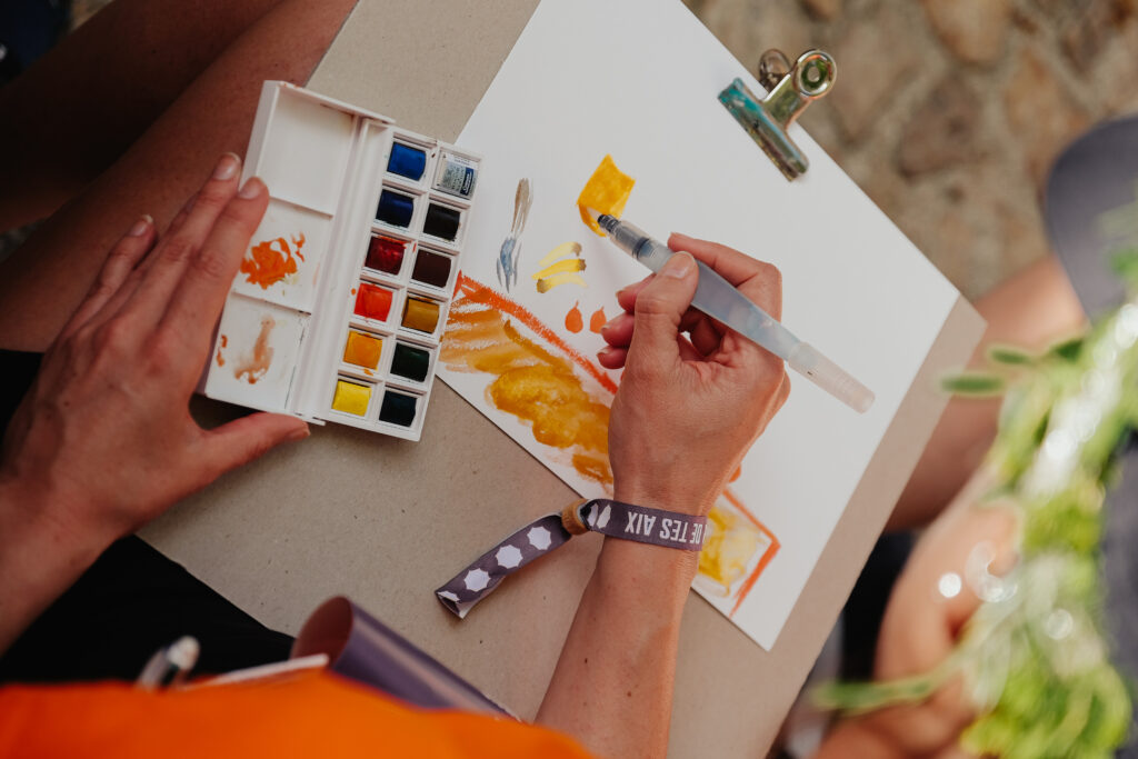 Popeuses qui apprennent à dessiner comme Cézanne à l'hôtel de Caumont lors de leur week-end à Aix-en-Provence