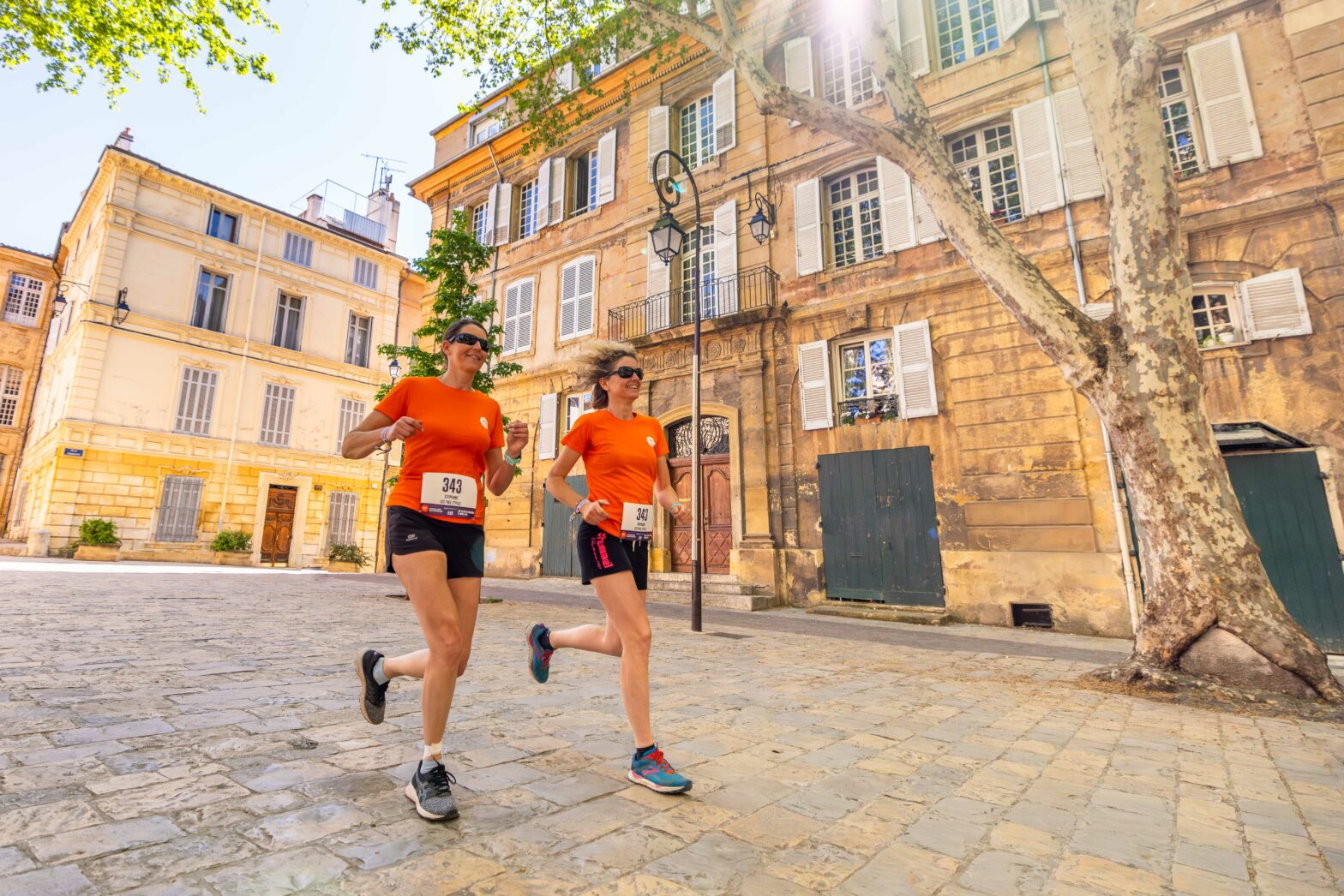Popeuses qui courent dans les rues d'Aix-en-Provence lors de leur week-end dans la ville
