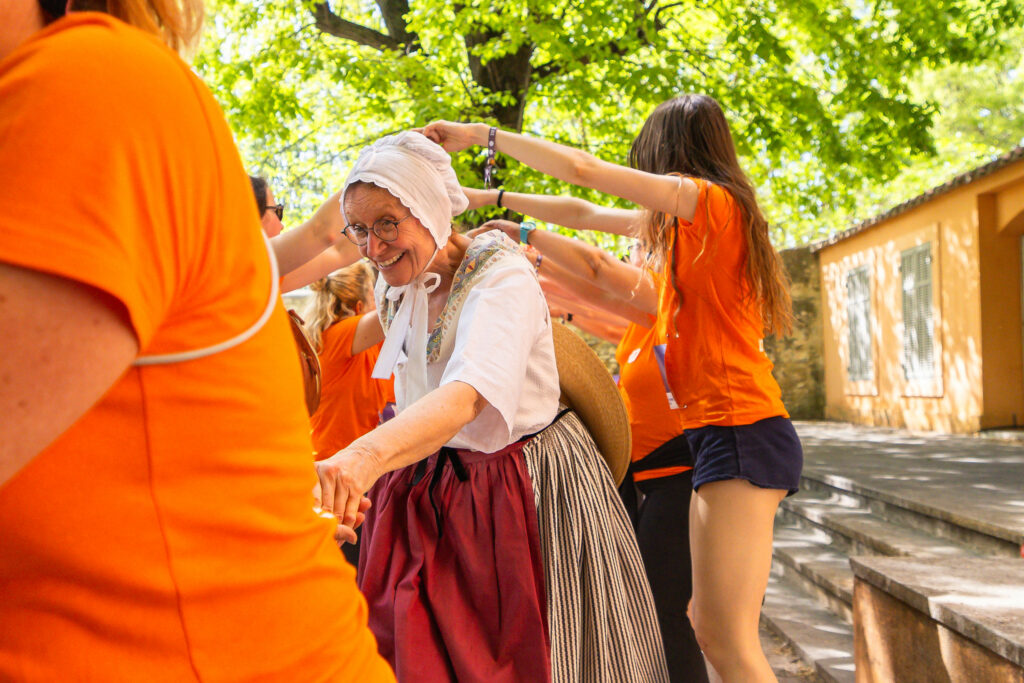 Popeuses qui apprennent la danse provençale avec des locales à Aix-en-Provence