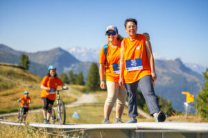 Équipe d’entreprise en activité de team building en pleine nature