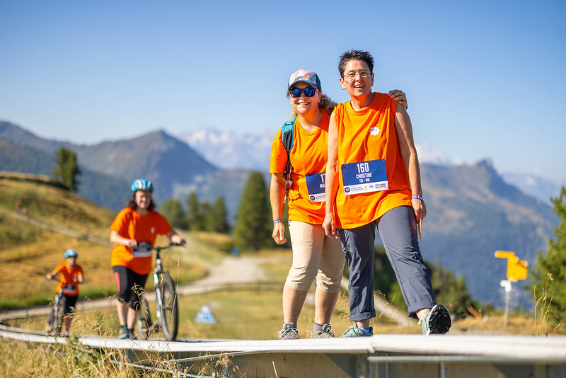 Équipe d’entreprise en activité de team building en pleine nature