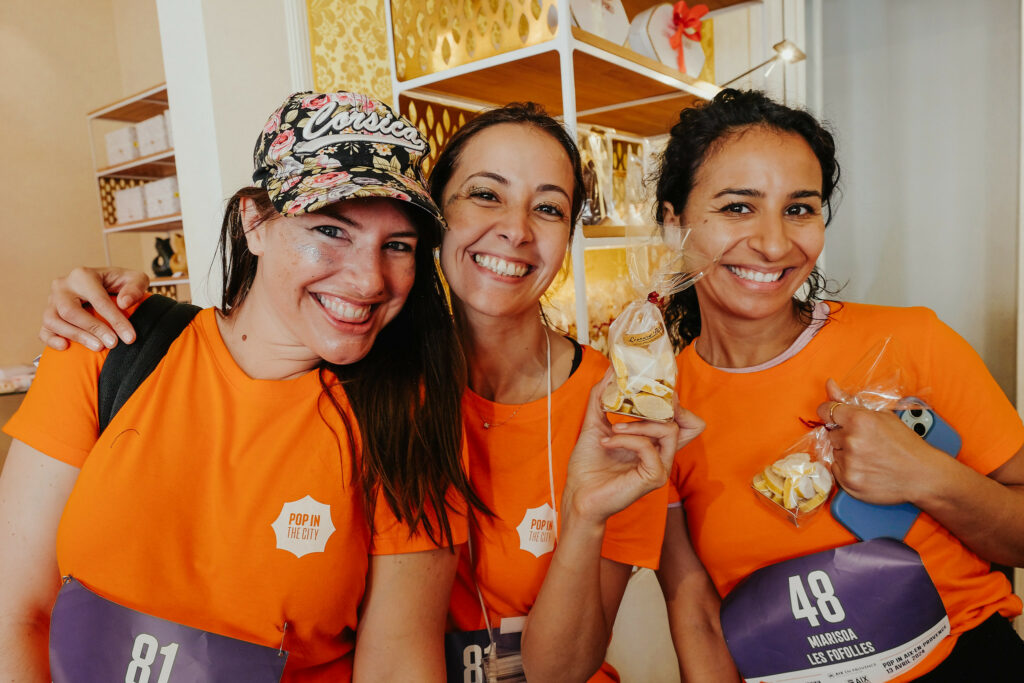 Femmes qui sourient suite à un atelier de gastronomie locale à Lyon lors d'une visite de la ville entre filles.