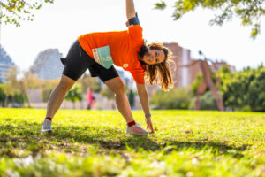 Femme qui découvre Barcelone hors des sentiers battus lors d'une activité yoga en plein air