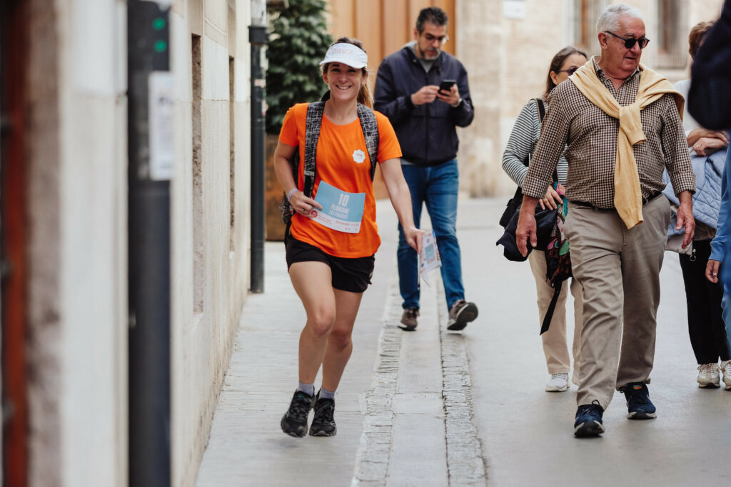 Femme en orange qui court dans les rues de Barcelone lors d'une visite de la ville