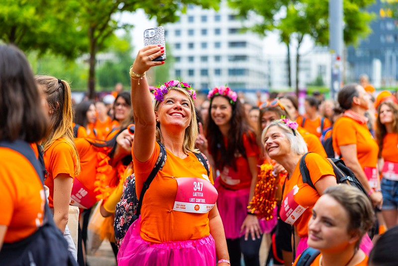 Femmes qui se prennent en photo lors de leur voyage entre copines dans une petite ville d'Europe