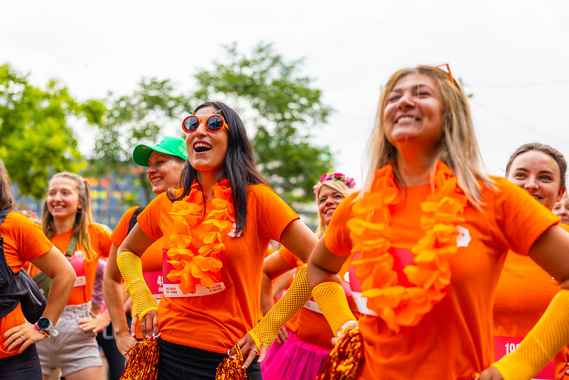 Femmes qui rient lors du départ d'une course Pop In the city