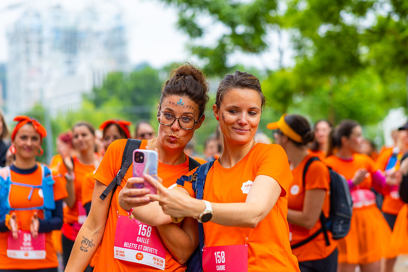 Femmes qui se prennent en photo avant le départ de la course Pop In the City, une aventure entre femmes voyageuses