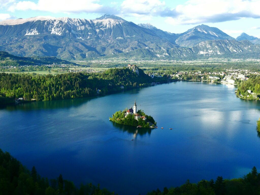 Bled en Slovénie avec son lac et sa chapelle à voeu