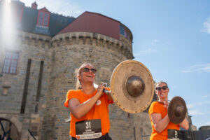 Femmes avec des boucliers sur les remparts de St Malo lors d'une visite insolite de la ville