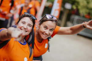 Femmes qui courent et sourient lors d'une visite insolite de Dijon