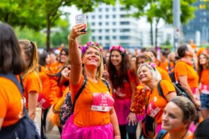 équipe féminine participant à un team building créatif