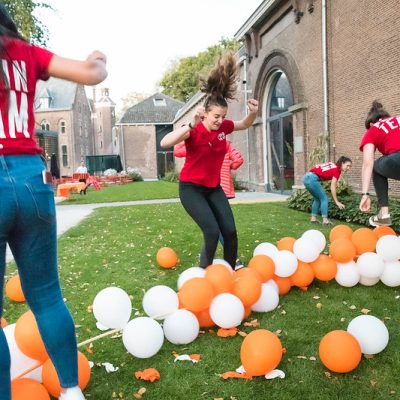 Volontaires qui jouent et éclatent des ballons