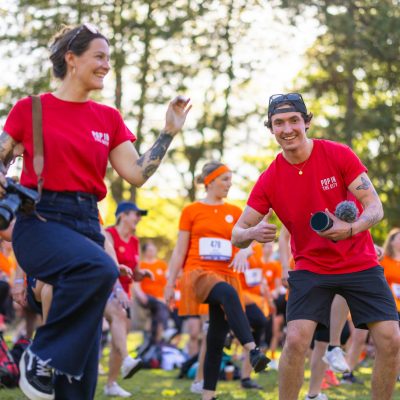 Bénévoles dans l'événementiel qui dansent lors de l'événement Pop In Aix-en-Provence